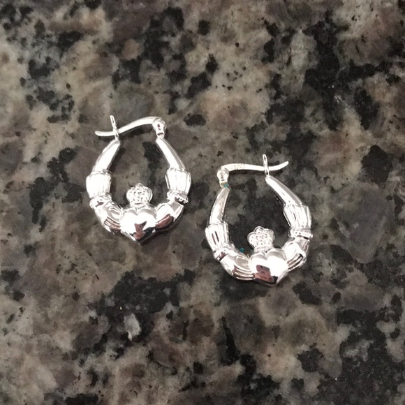 unknown Jewelry - Claddaugh earrings